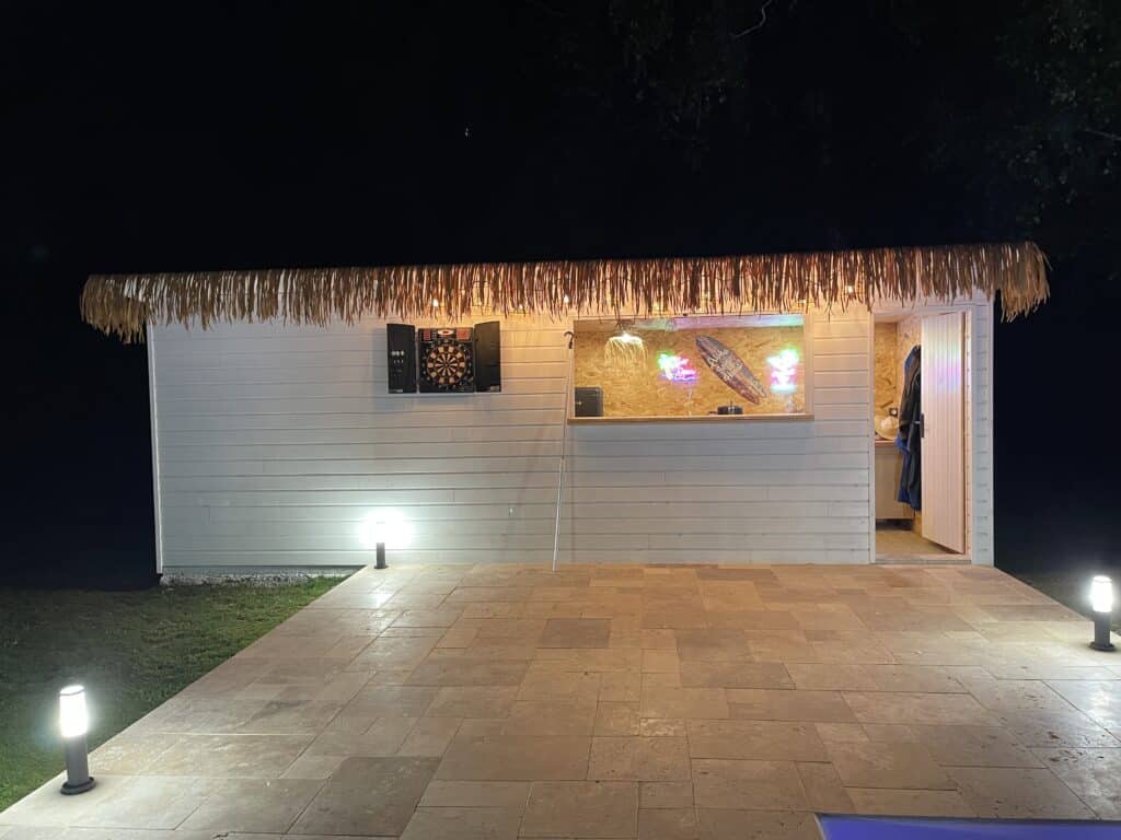 Local technique de piscine avec filtre à cartouche, pompe, électrolyseur au sel O'Clair et tableau de commande sur mur OSB