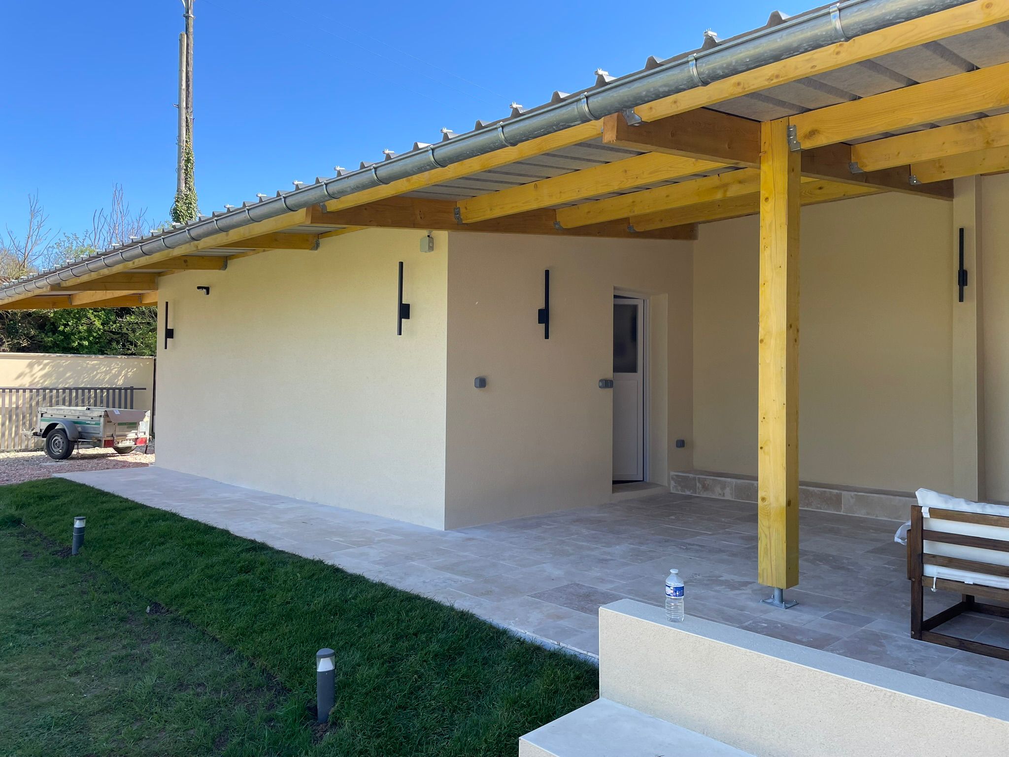 Extension de plain-pied avec terrasse couverte et pergola bois