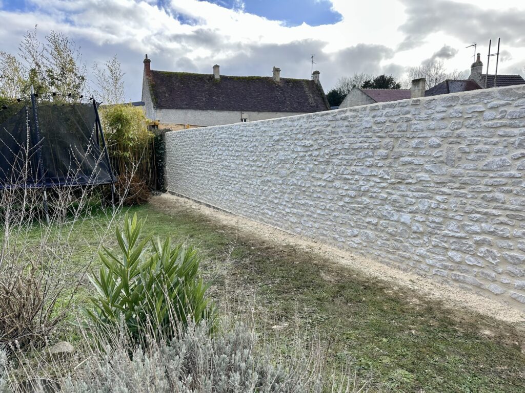 Mur de clôture en pierre calcaire rejointoyé en limite de propriété - GL Travaux Calvados
