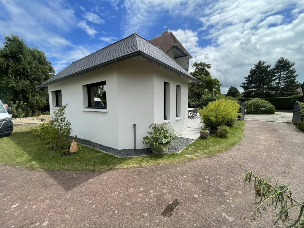 Construction d'une extension de maison plain-pied avec toiture ardoise et enduit blanc - GL Travaux Calvados