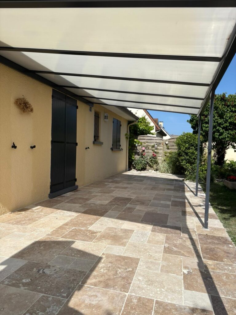 Terrasse couverte en travertin avec pergola toit polycarbonate - GL Travaux Calvados