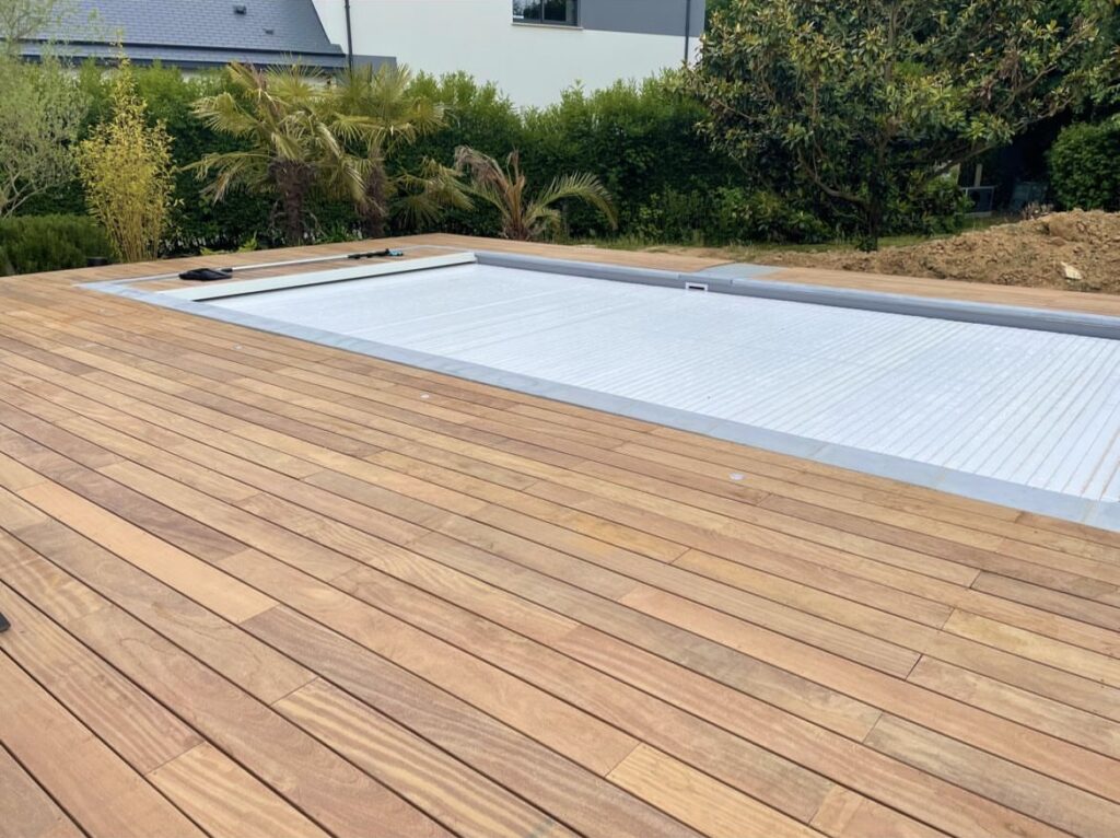 Terrasse en bois exotique autour d'une piscine avec volet roulant - GL Travaux Calvados