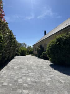Aménagement d’une terrasse et d’une cour en pavés béton
