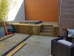 Création d’une terrasse en pin avec intégration d’un jacuzzi à Caen