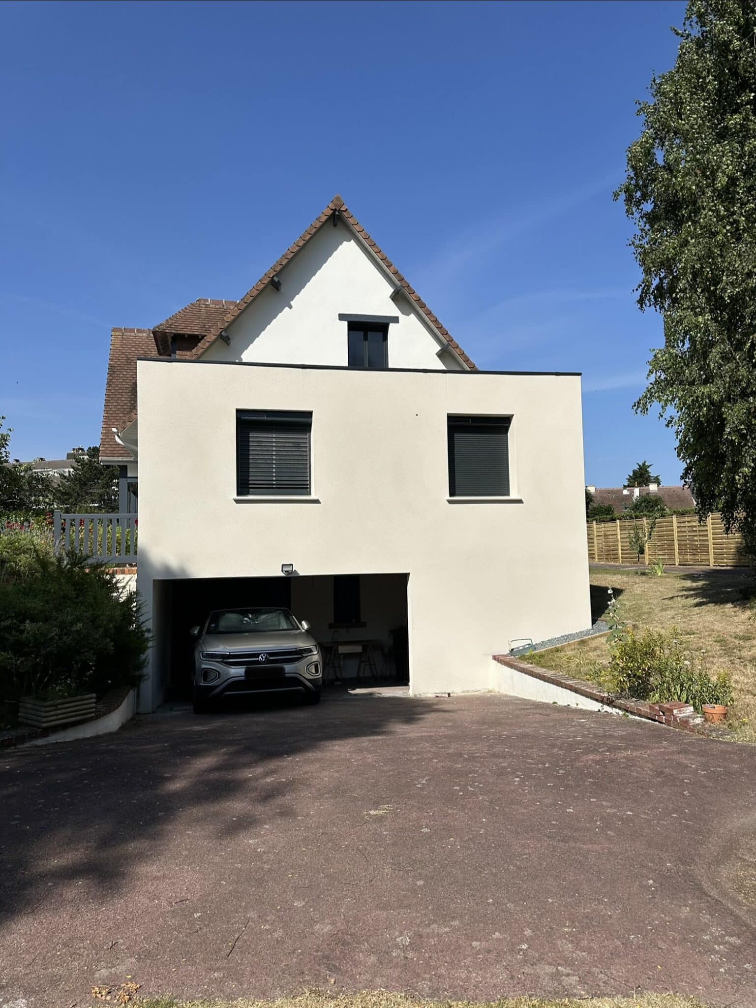 Extension à l'étage à toit plat avec garage intégré